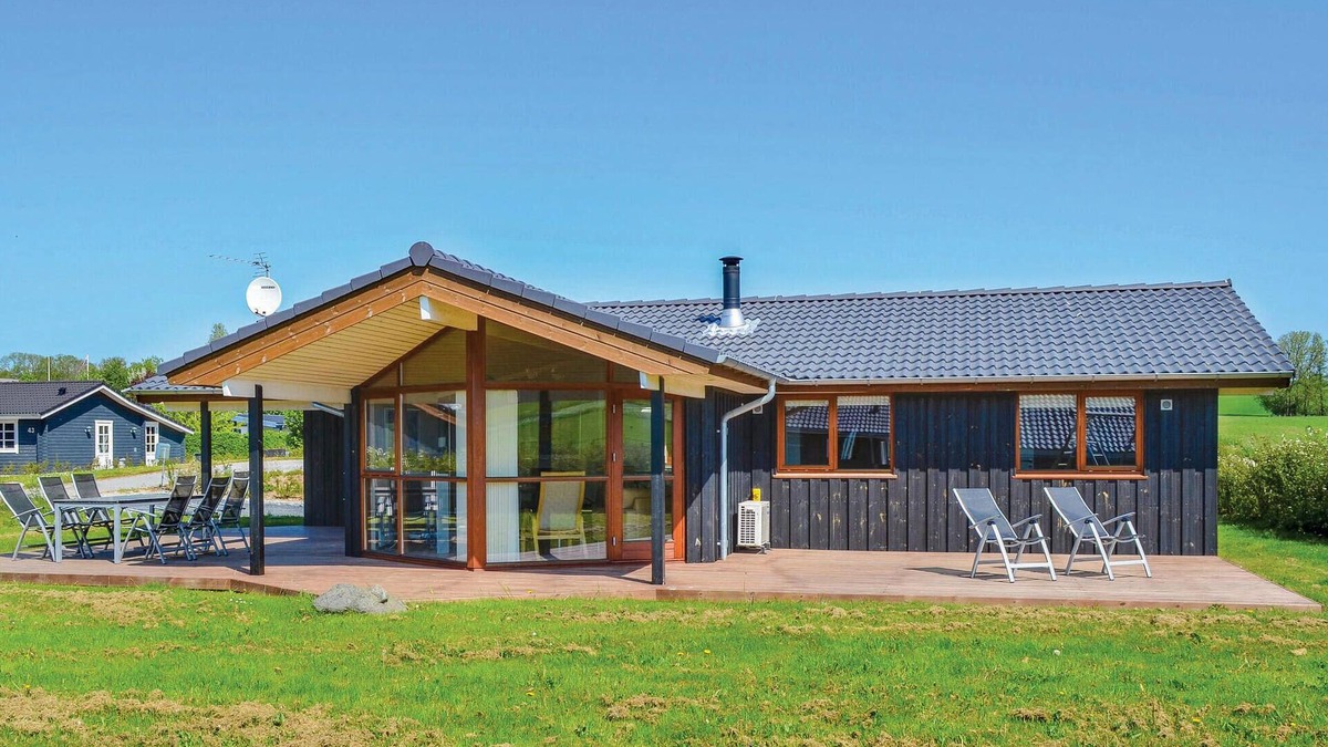 Ronde House | Stunning home in Rønde with kitchen