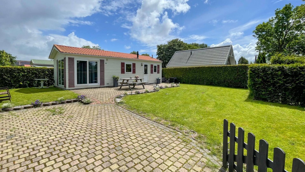 Tzummarum House | Stunning home in Tzummarum with kitchen