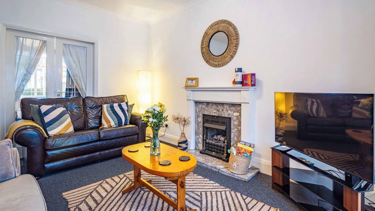Bramcote House | Stunning Home Next to Nottingham University | Off-Street Parking | Sleeps 8