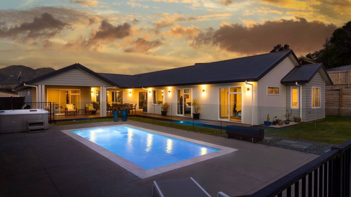Waipahihi House | Stunning Home * Open Plan * Swimming & Spa Pool * Quiet Location n