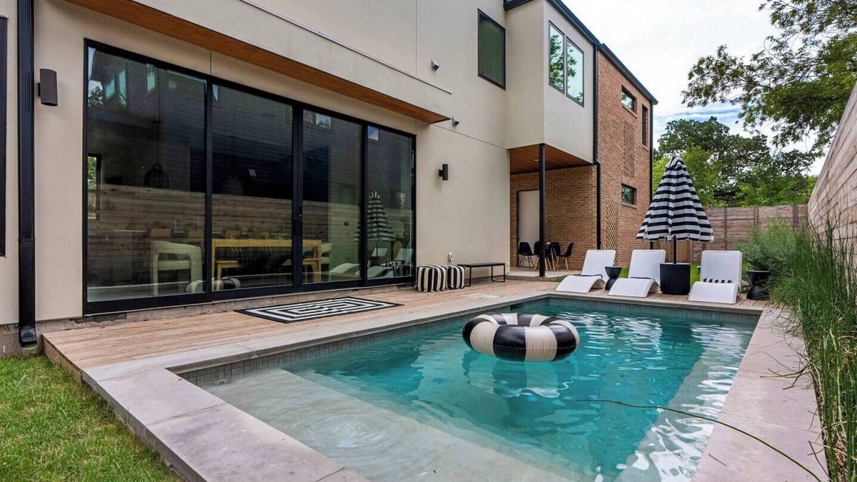 Blackshear-Prospect Hill House | Stunning Home | Pool | Fireplace | Downtown Views