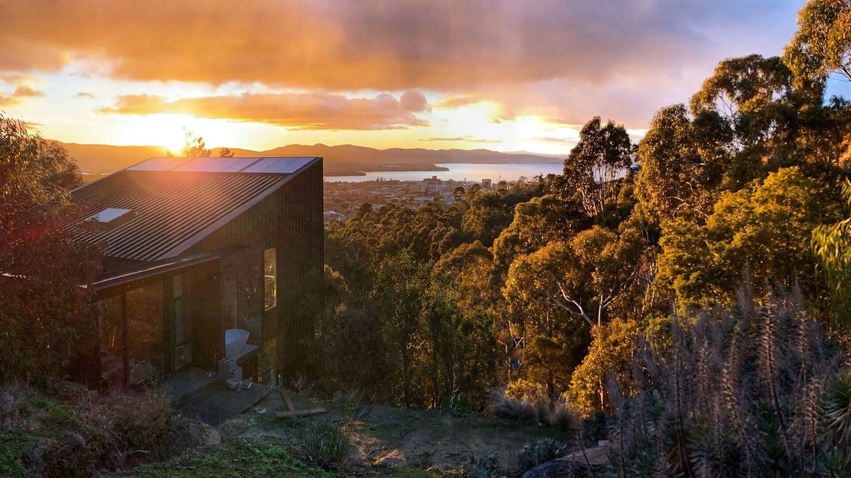West Hobart House | Stunning home with Breathtaking Views. Perfect for big groups and families!