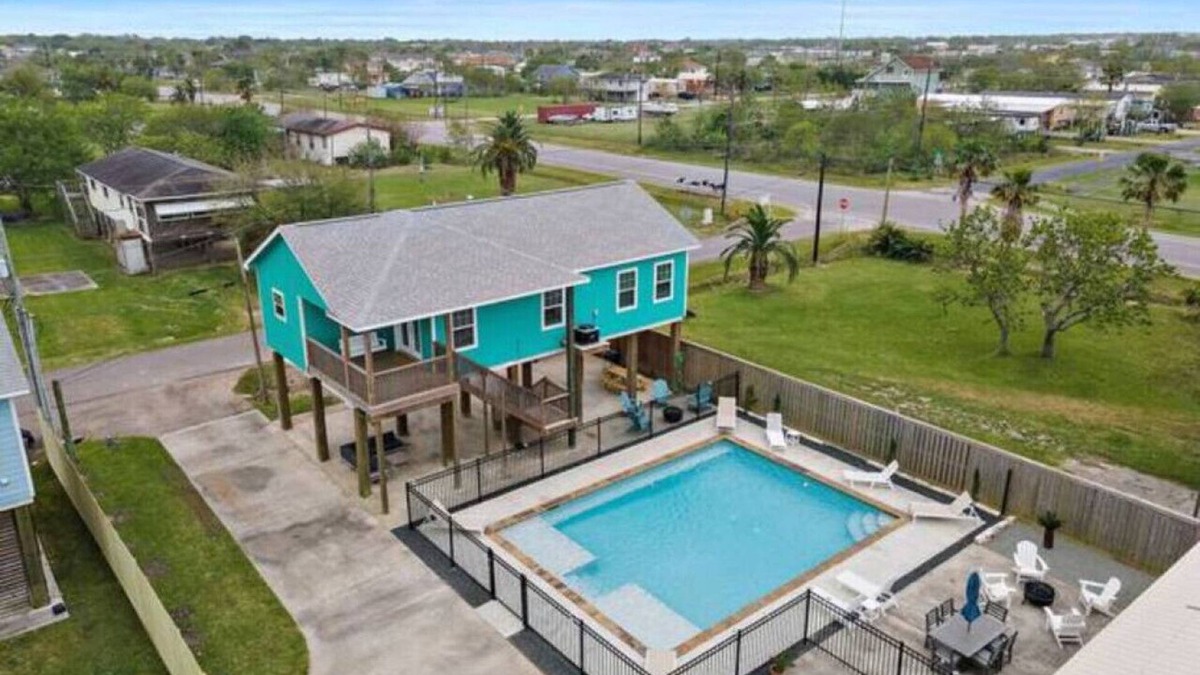 San Leon House | Stunning Home with Expansive Pool & Game Room