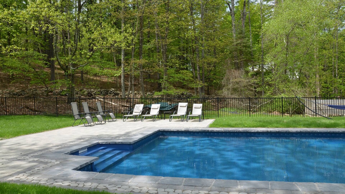 Woodstock House | Stunning home with pool, spa, mountain views, sleeps up to 10, walk to Woodstock