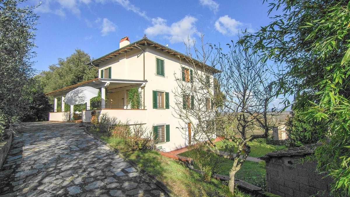 Cascine-La Croce House | Stunning home in Castelvecchio di Comp.