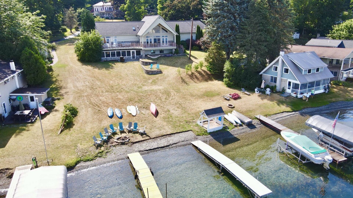 Penn Yan House | Stunning Keuka Lake House! Kayak, SUP, fish, swim, campfires