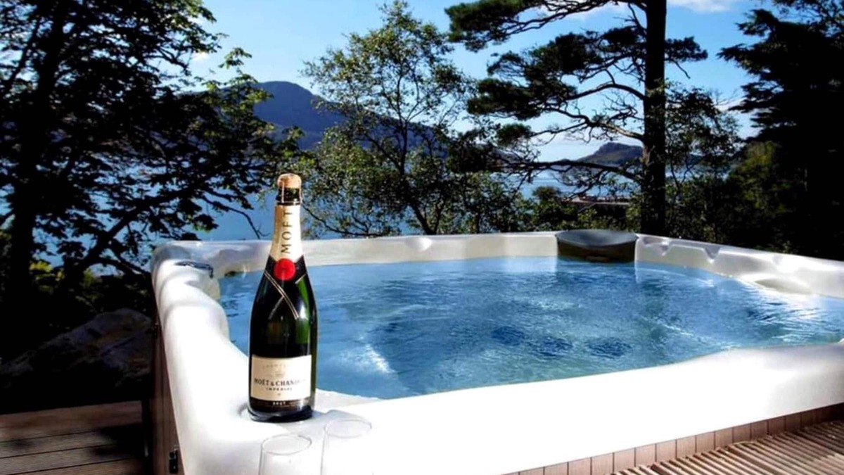 Mallaig Apartment | Stunning Knoydart Studio, Best Hot Tub View for 2, E-Bike Hire & Pet Friendly