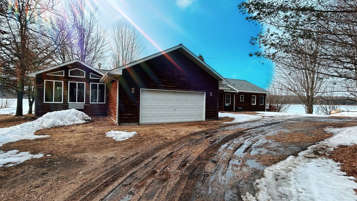 St. Helen Cabin | Stunning Lakehouse with hot tub & tree house