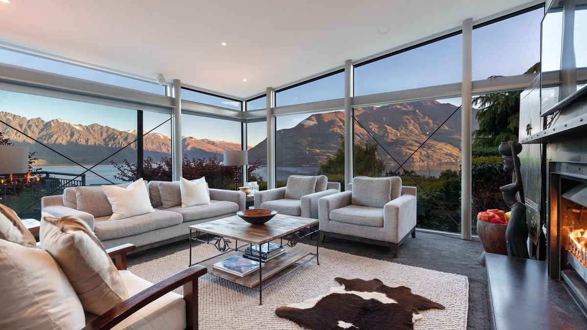 Fernhill House | Stunning lake and mountain views, spa, close to town in a peaceful neighbourhood