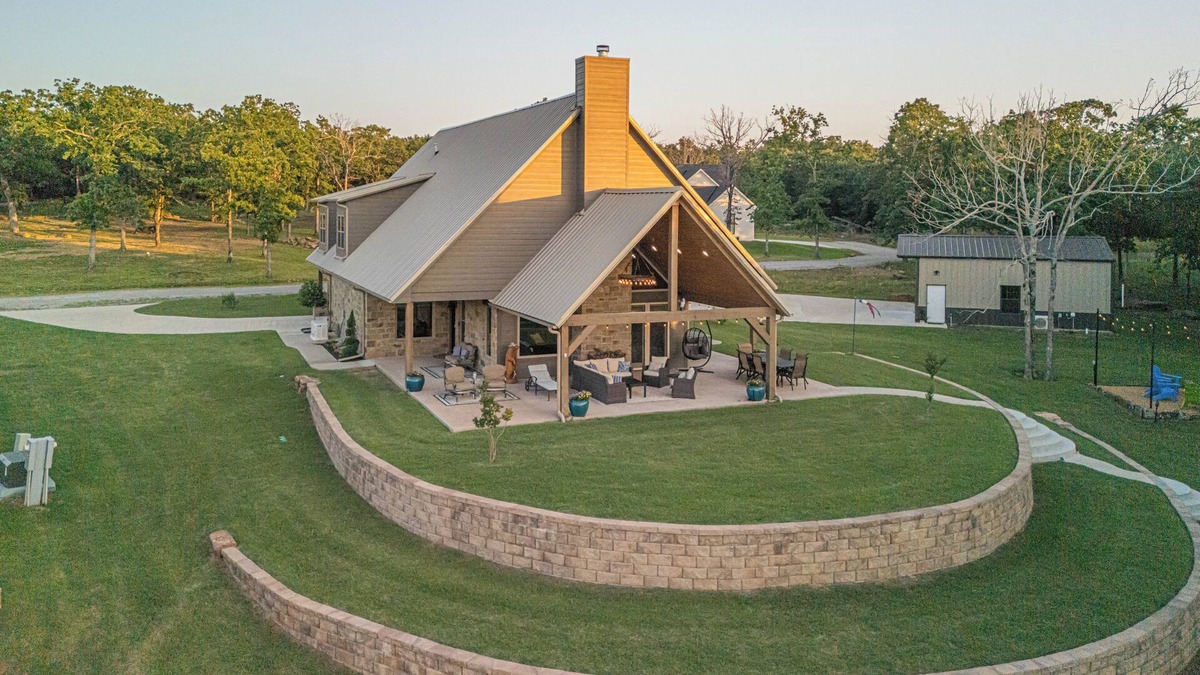 Eufaula House | Stunning Lake Eufaula Waterfront Home in Dixie Cove