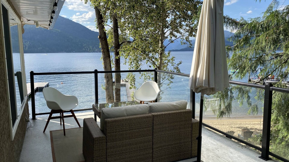 Christina Lake House | Stunning Lake Front House with Private Beach