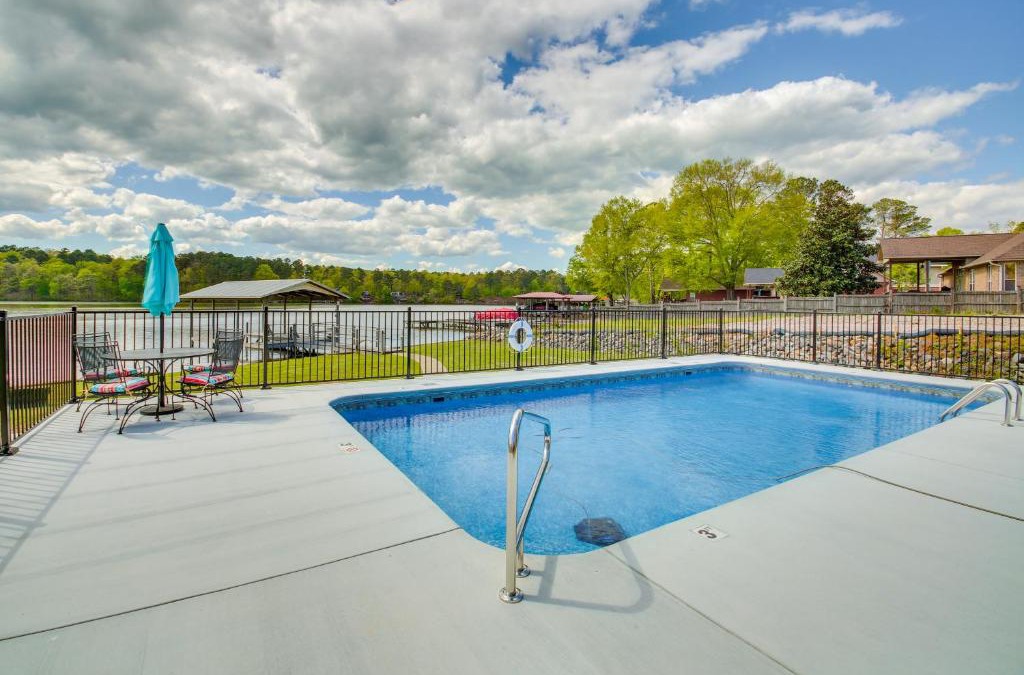 Mid America House | Stunning Lake Hamilton Getaway with Hot Tub!