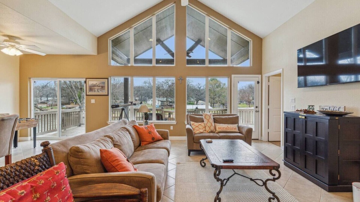 Gun Barrel City House | Stunning Lake Home Get Away on The Water!