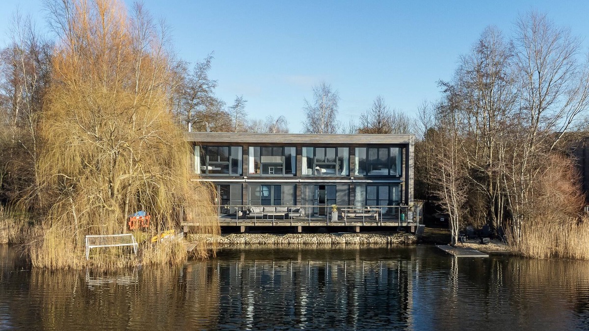 Lechlade Villa | Stunning Lake House in the 5 star Lakes By Yoo Resort in Heart of The Cotswolds