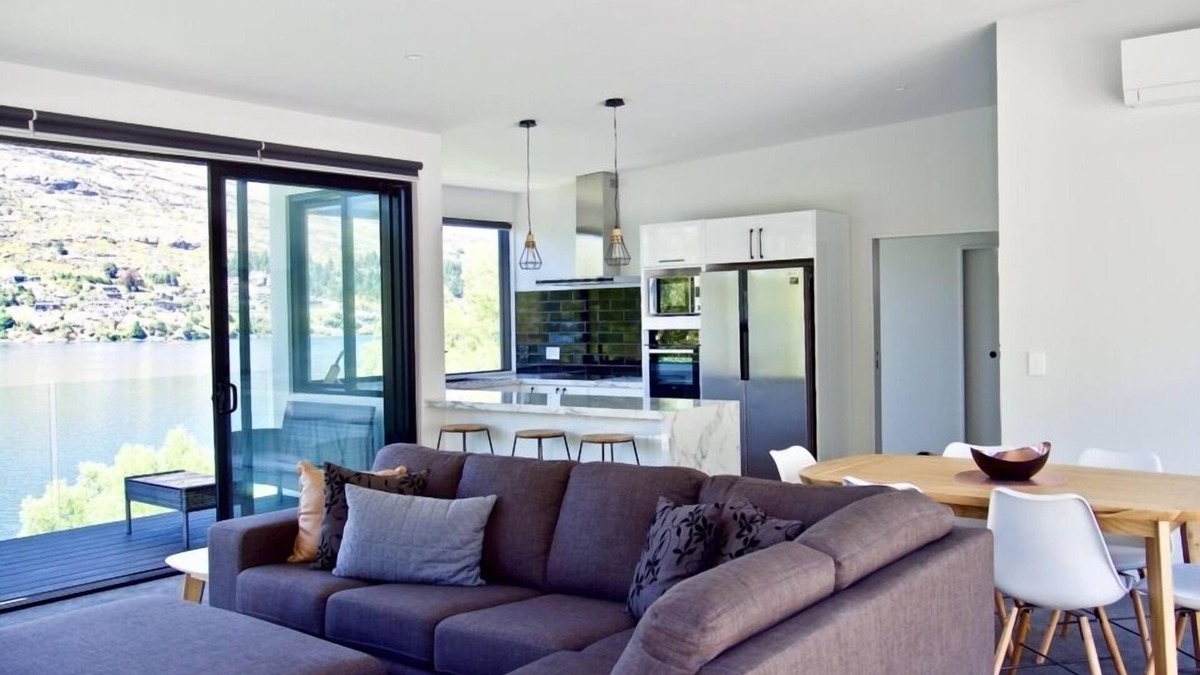 Frankton House | Stunning Lake House in Queenstown