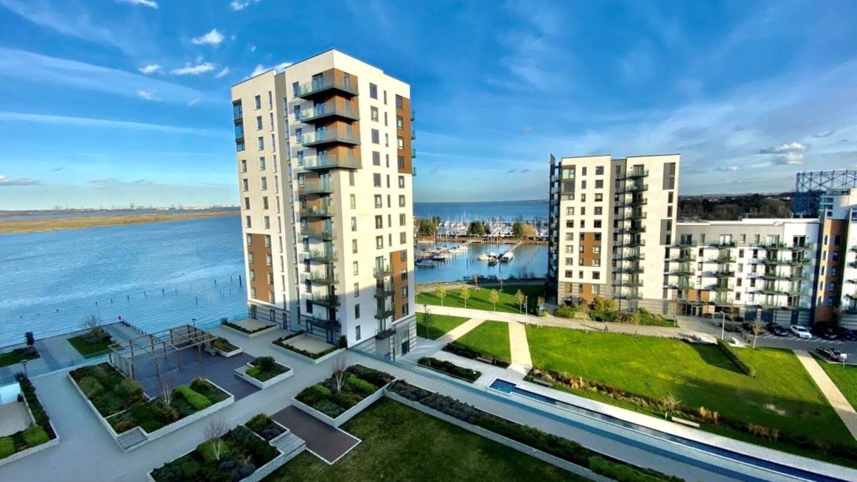 Gillingham Apartment | Stunning Lake n City View 2BD 2BA