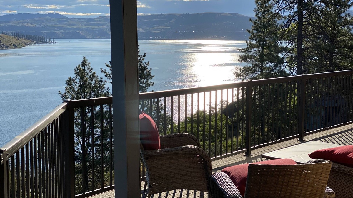 Lincoln House | Stunning Lake Roosevelt views and accommodations from our Lincoln residence
