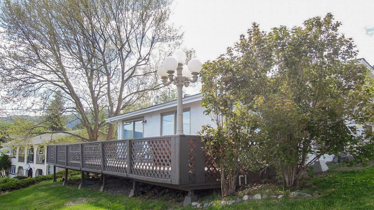 Central Okanagan Cottage | Stunning LAKE VIEW Cottage in Peachland, BC