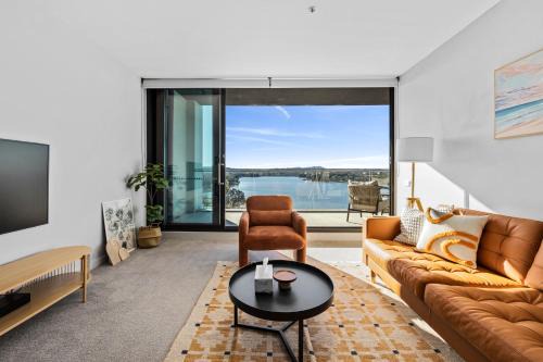 Belconnen Apartment | Stunning Lake-View in Belconnen