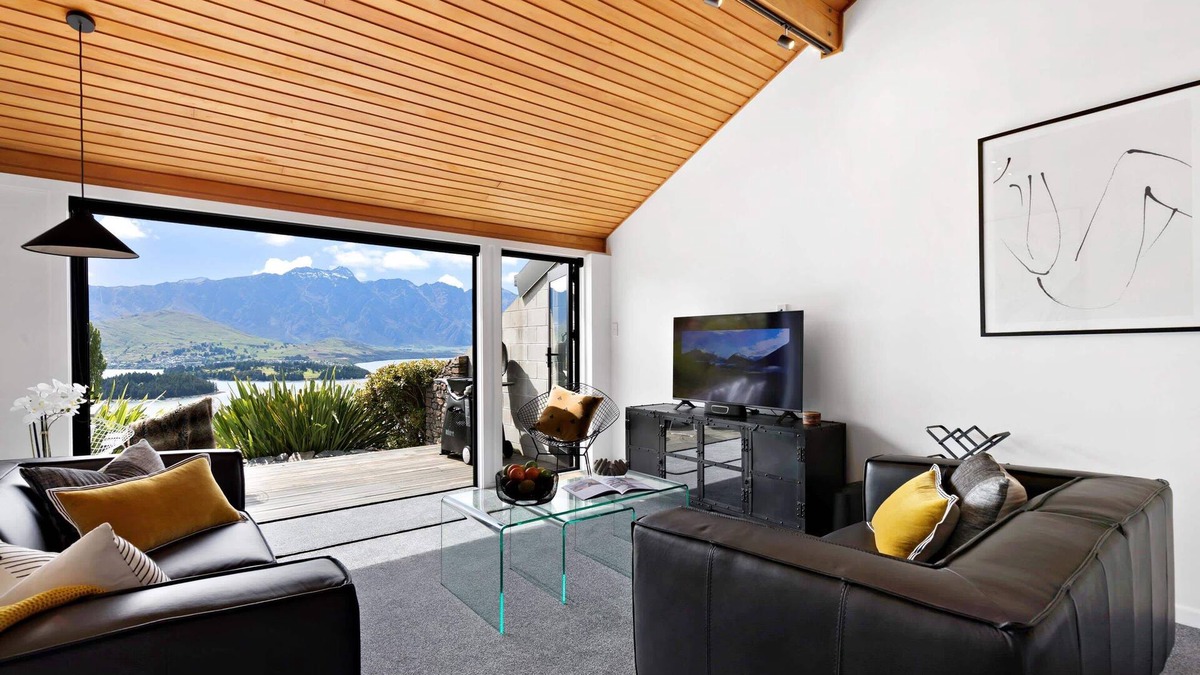 Fernhill House | STUNNING LAKE VIEW LUXURY ALPINE VILLA