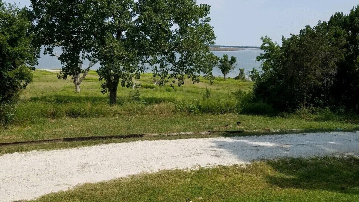 Morgan House | Stunning Lake Whitney Home, 3 minute walk to fishing, swimming and boat launch