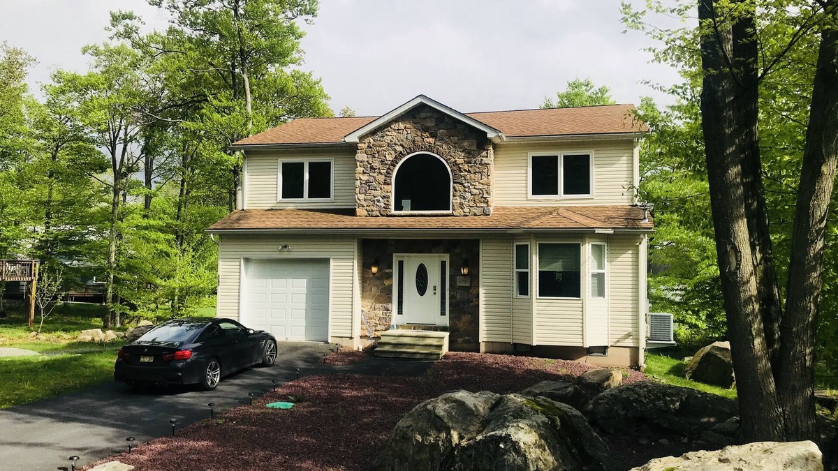 Tobyhanna House | STUNNING LAKEFRONT HOUSE POCONO - SLEEP 11, WIFI, NETFLIX, LAKE ACCESS + BOAT