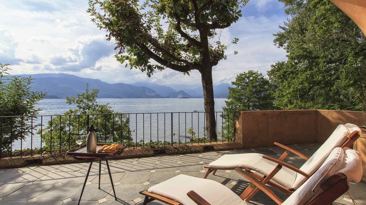 Reno Villa | Stunning Lakefront Villa With Amazing Views
