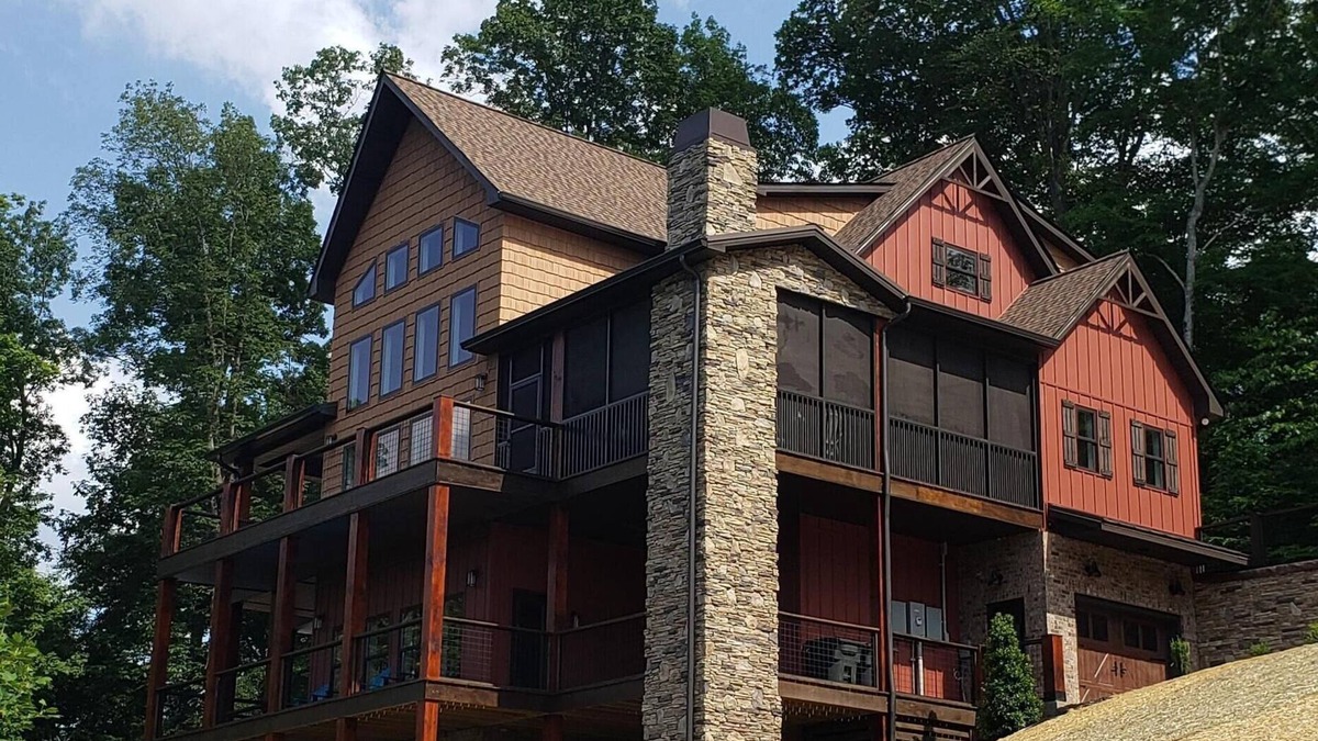 Byrdstown House | Stunning Lakehouse, 3 min. to Sunset Marina, 4,000 sq ft., sleeps 13