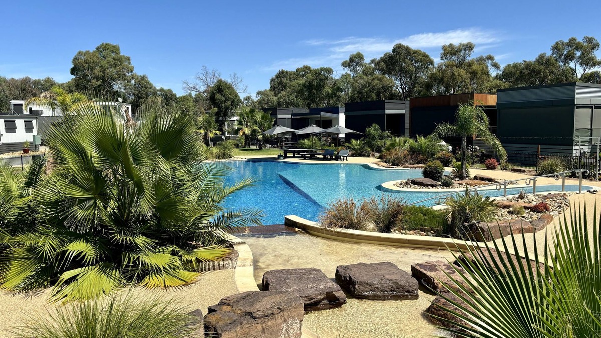 Moama Villa | Stunning lakeside 3 bedroom villa in river front resort with pool and boat ramp