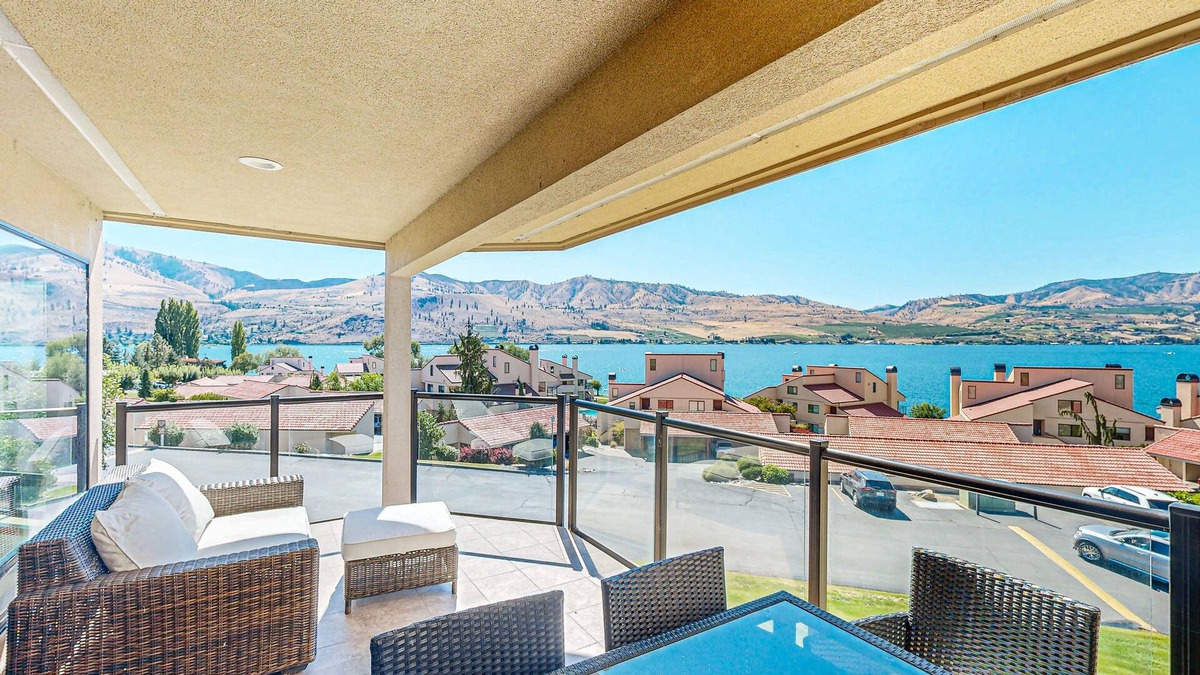 Chelan Condo | Stunning lakeside condo with shared pools, hot tub, and spectacular lake views