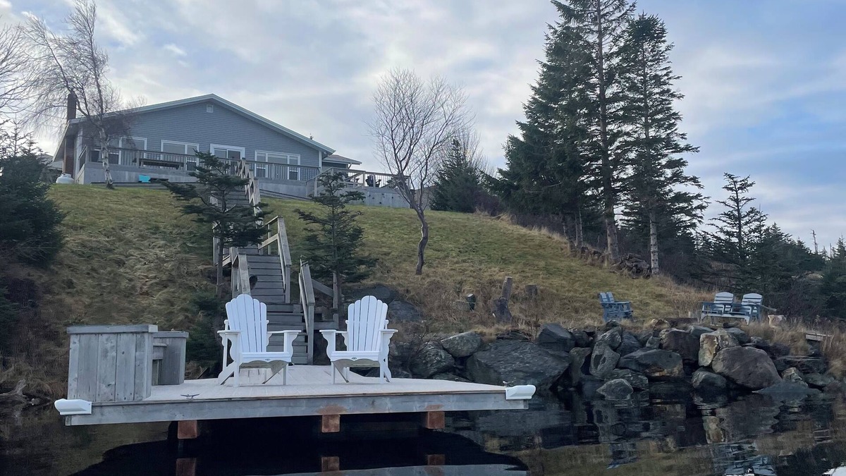 Burnt Cove House | Stunning Lakeside Retreat in Tors Cove – Nature Lover’s Paradise!
