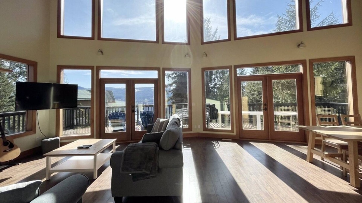 Celista House | Stunning lakeview home in the North Shuswap