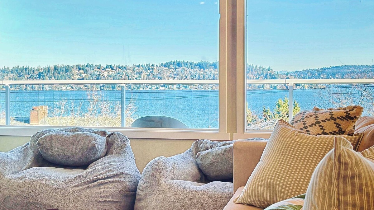 Bryn Mawr-Skyway House | Stunning Lakeview with balcony, 6min lightrail, 10min airport, walk to trailhead