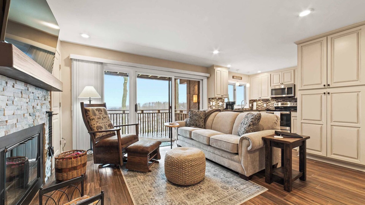 Bellaire House | Stunning LakeViewCondo with Golf & Fall Colors