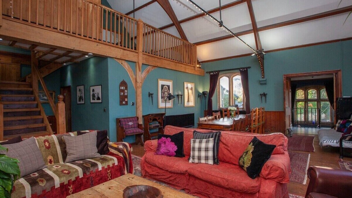 Box House | Stunning, Large Chapel, Nr Bath (EC)
