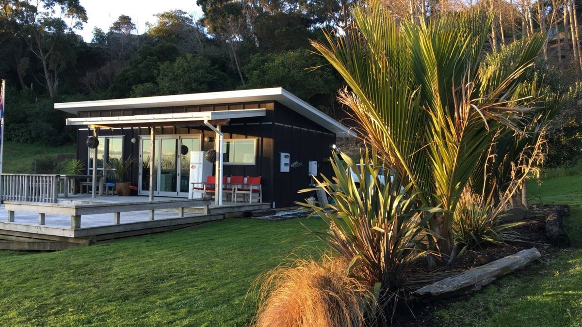Whangarei Heads House | Stunning Little Harbourfront Bach - Great Views!