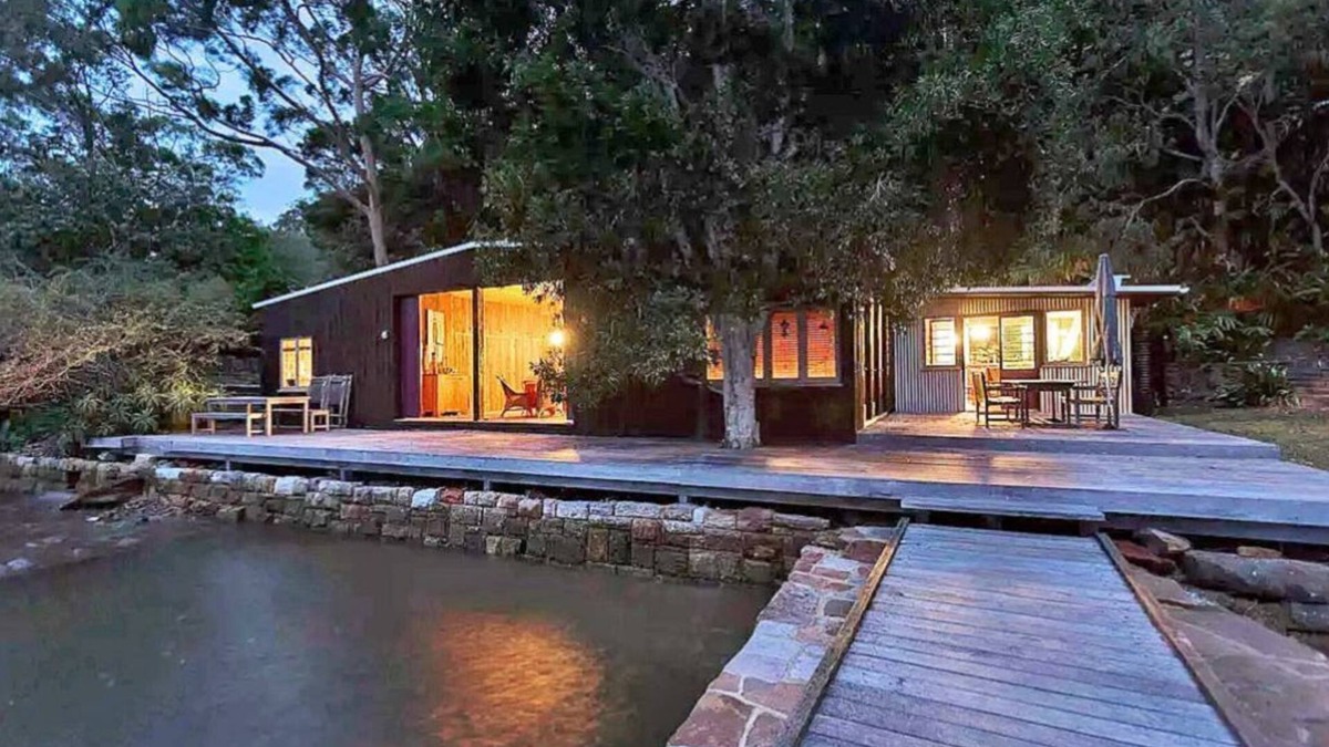 Bar Point Cottage | stunning location . OXLEY BOATSHED. open fire .HAWKESBURY RIVER . arrive by boat