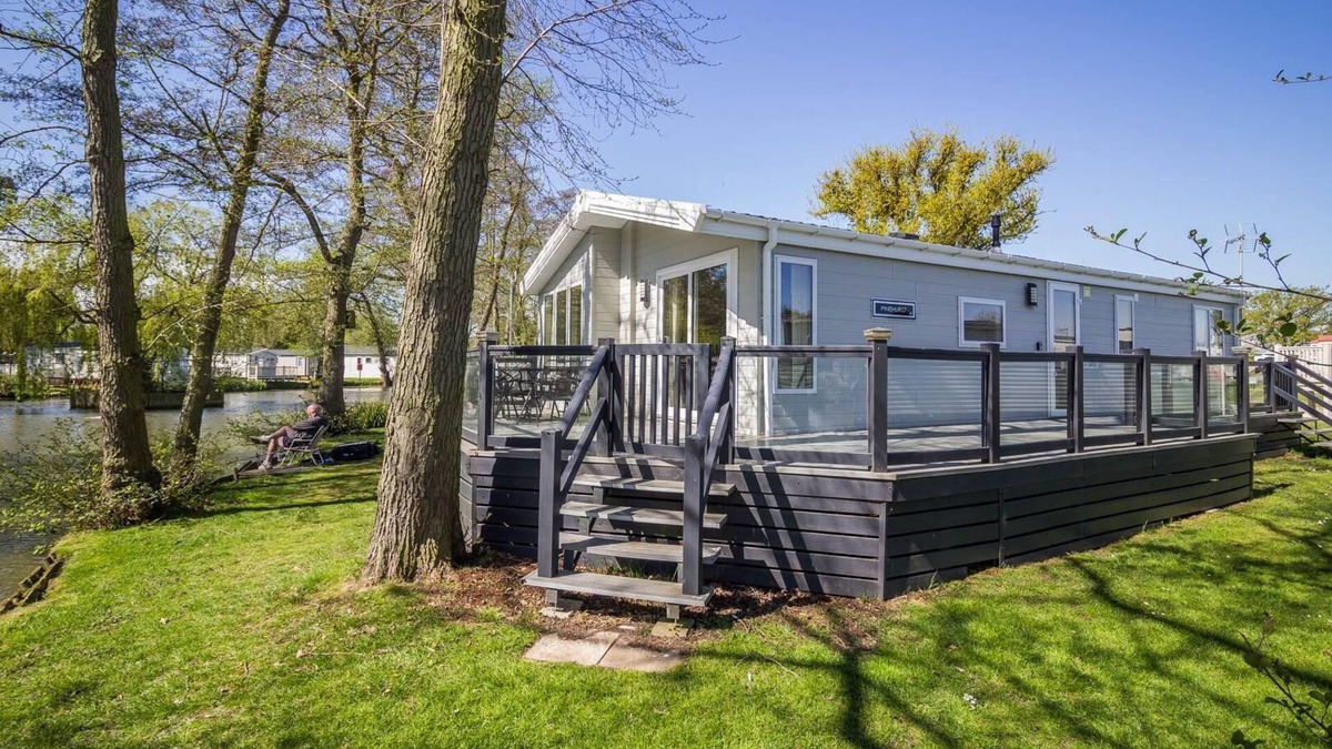 Clacton-on-Sea Cabin | Stunning lodge boasting lake views at Weely Bridge Holiday Park ref 69005L
