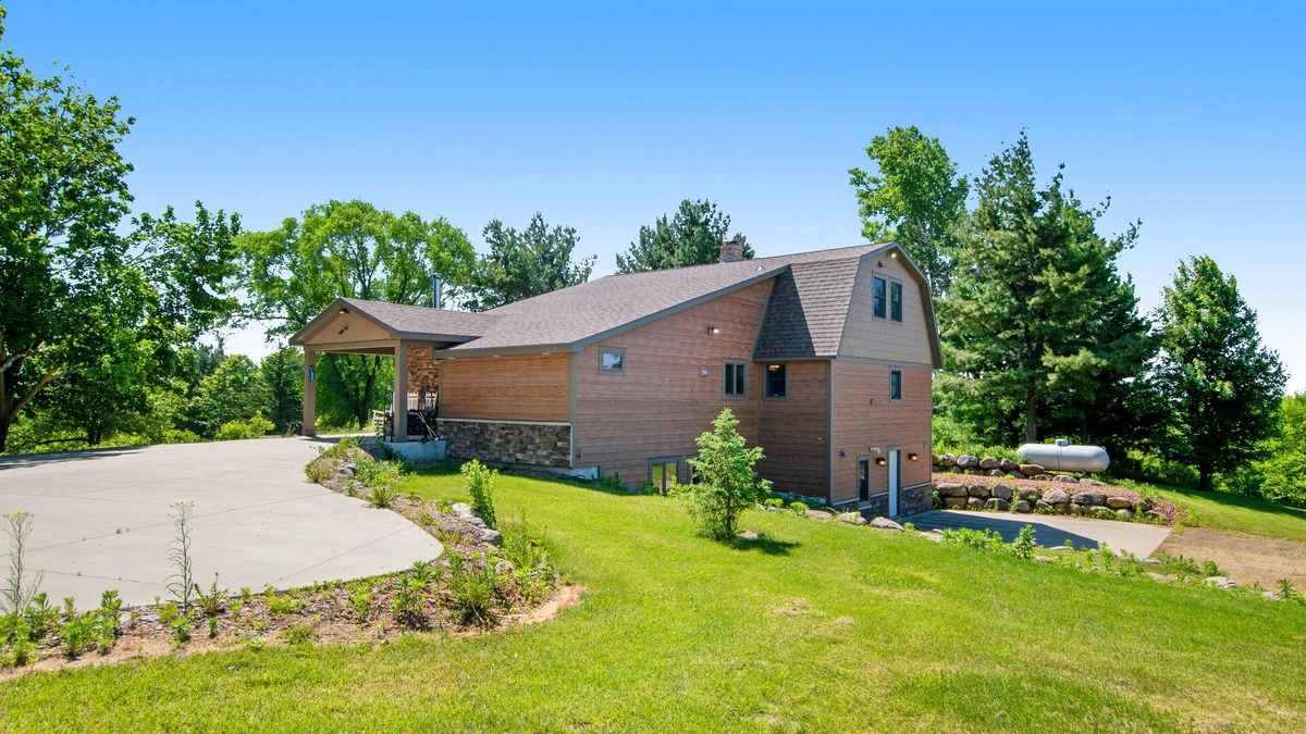 Wisconsin Dells Cabin | Stunning lodge with game room, balcony, central AC & washer/dryer