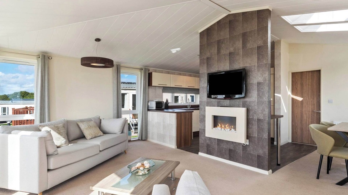 Wiseman's Bridge Ski Chalet | Stunning lodge with one double with en suite walk in shower and one twin.