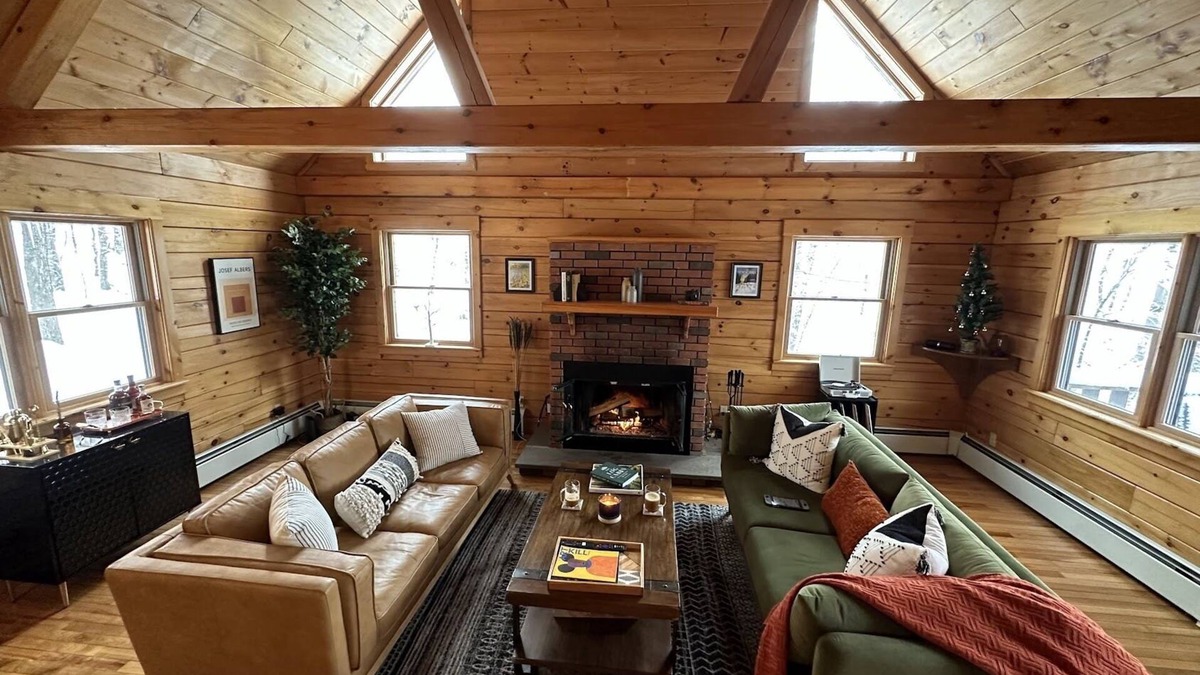 Roscoe Cabin | Stunning Log Cabin Lakehouse with/fireplace - steps from lake!