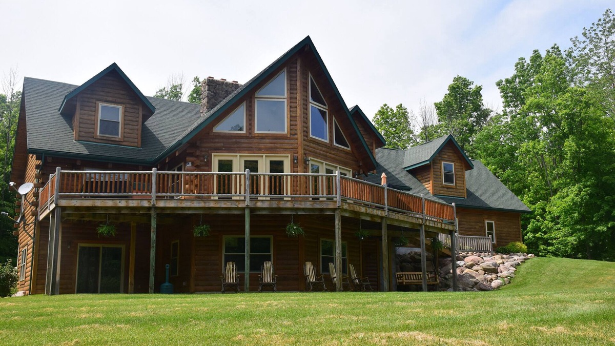 Homerville Cabin | Stunning Log Cabin on 65 Acres with a new swimming pool