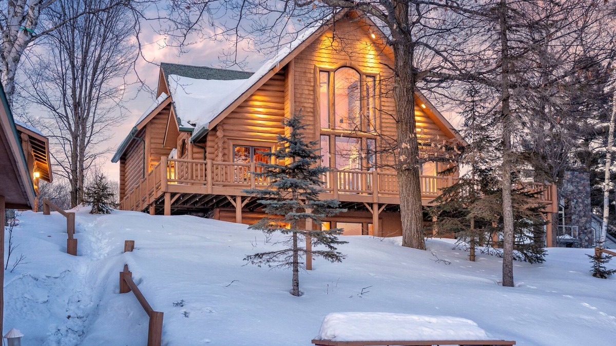 Duluth Cabin | Stunning log home on Pike Lake with many amenities. Perfect for larger groups