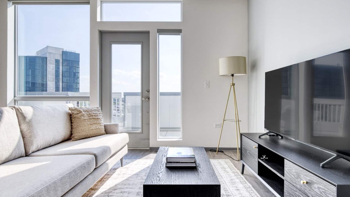 Logan Square Apartment | Stunning Logan Square 2BR w/Roof Deck & Gym, 1 block to L, by Blueground
