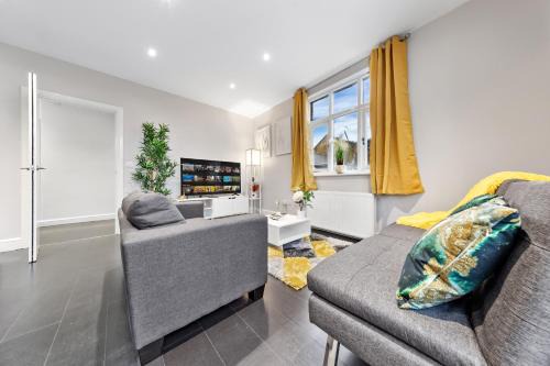 High Barnet Apartment | Stunning London 1-Bedroom Flat - Sleeps 4 - Parking Available - Save 20 Percent on Extended Stays - Central Location! Instant Book!