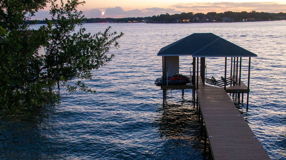 Cedar Creek Reservoir House | Stunning Louisiana style 5-Bedroom with Waterfront View and Gorgeous Sunsets