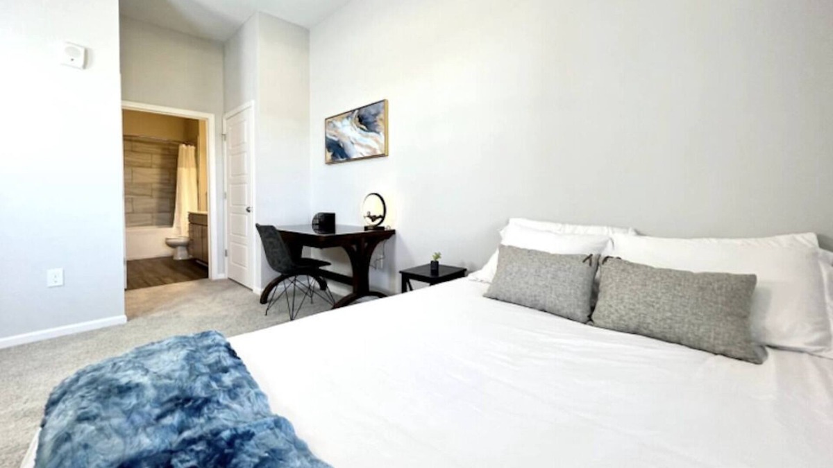 Park Hills Apartment | Stunning Lux Apt design w/pool & Cincinnati view