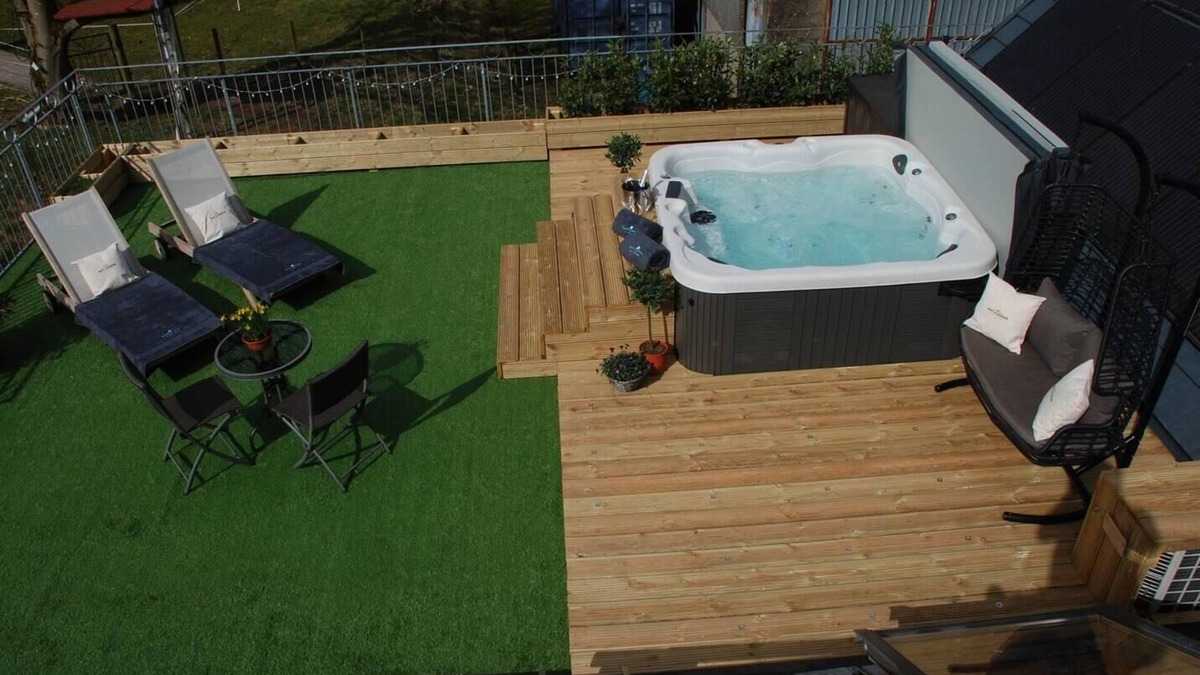Perth House | Stunning Luxury Duplex with Hot Tub and AirCon