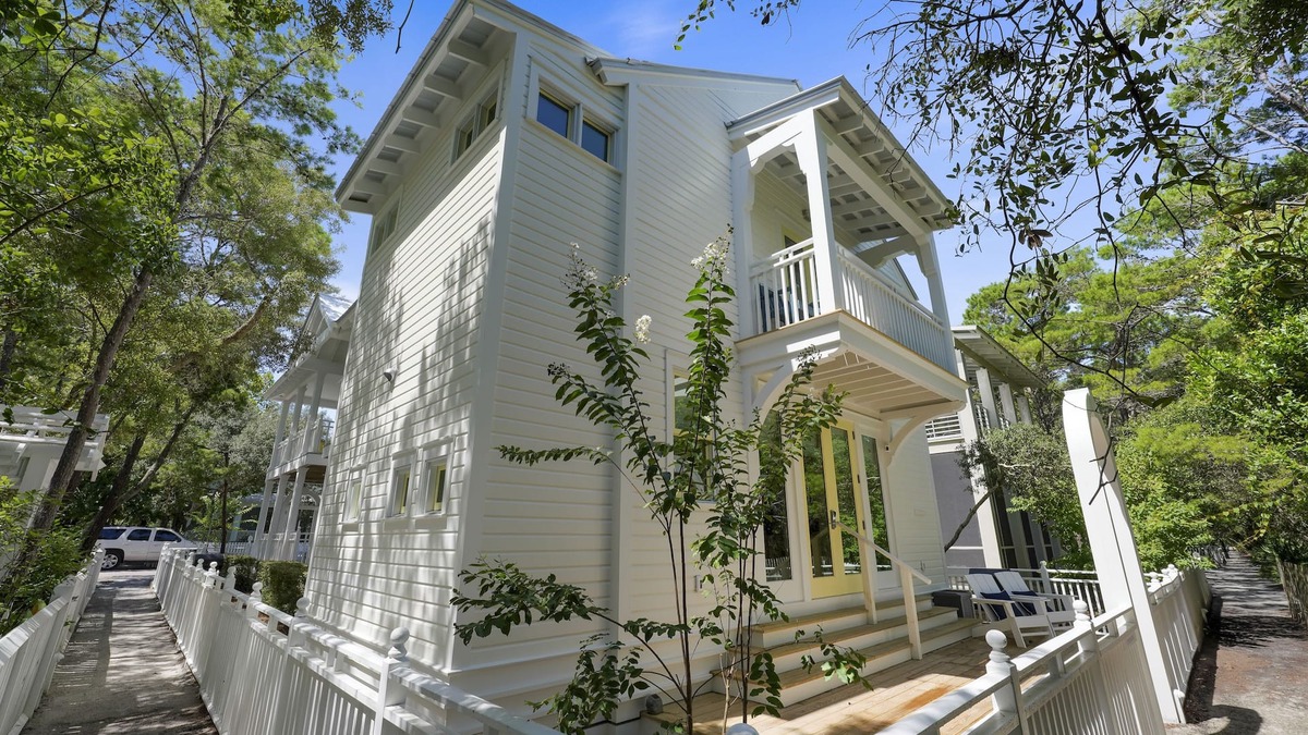Seaside Cottage | Stunning Luxury Guest Cottage in Seaside! Close to pool + 2 Adult Bikes!