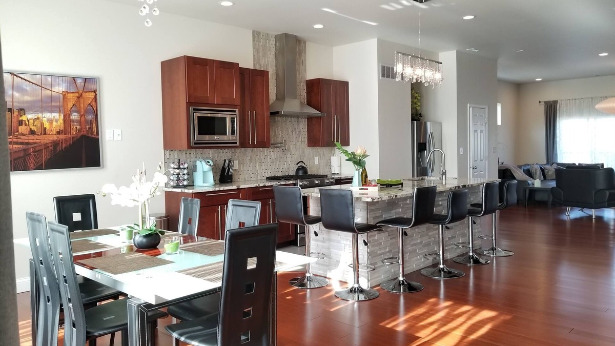 The Gate House | Stunning & Luxurious 4-story house. 5BDR. Rooftop Deck w/views of the Arch!